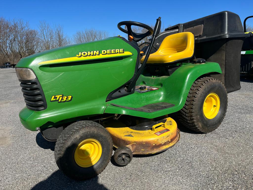 John Deere LT133, LT155, LT166 Lawn Tractor Operator